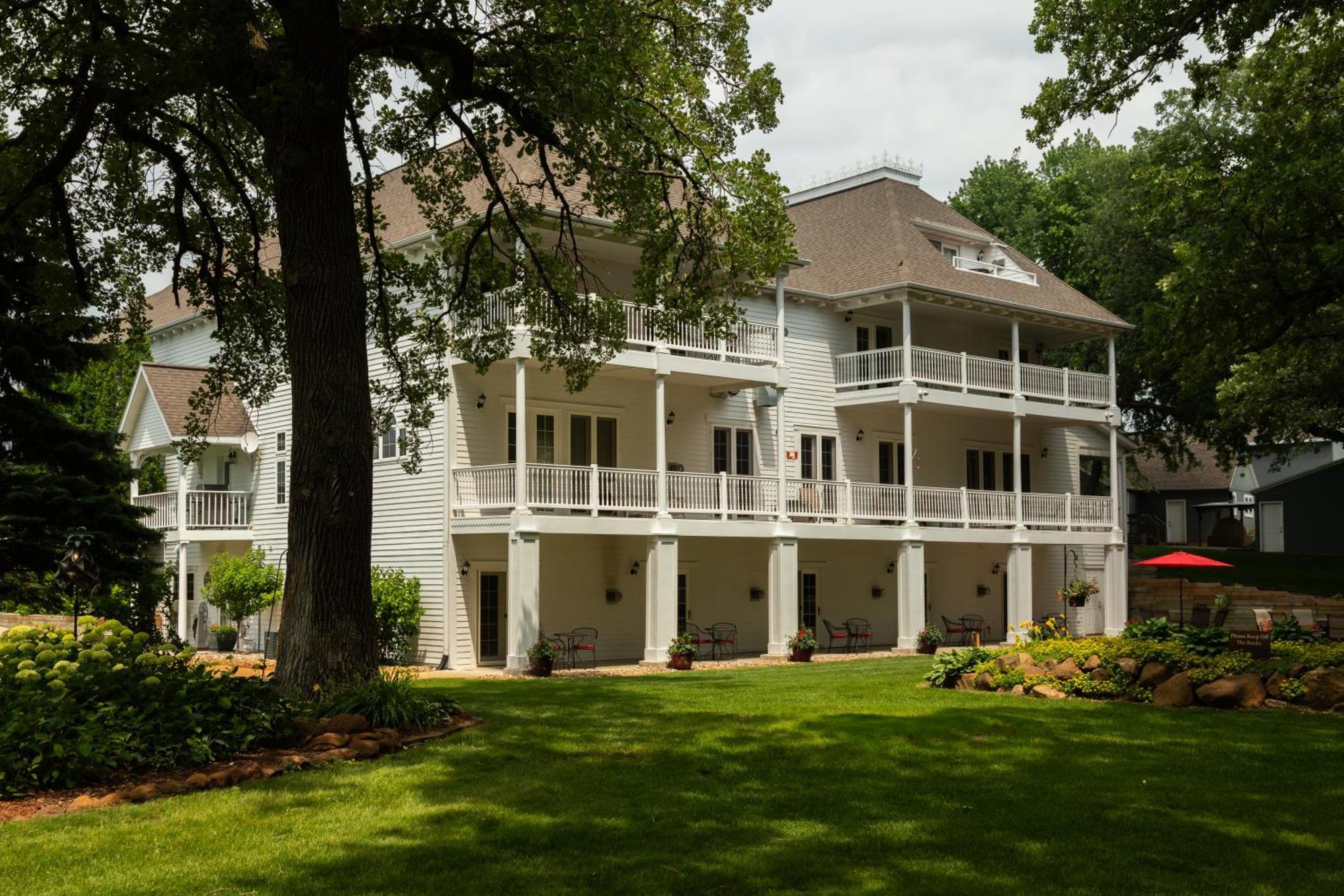 The Oakwood Inn Okoboji Εξωτερικό φωτογραφία